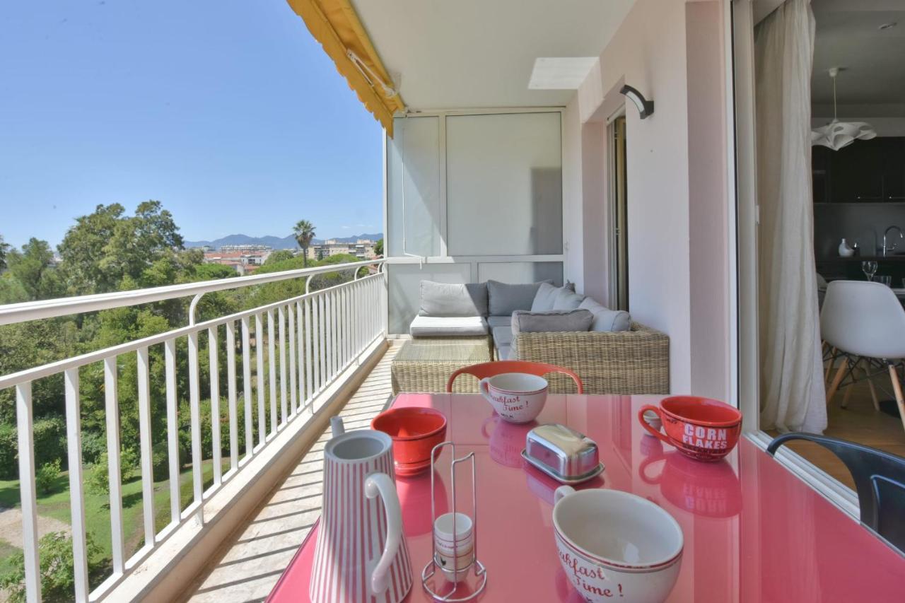 Face A La Moderne Terrasse Proche Plages